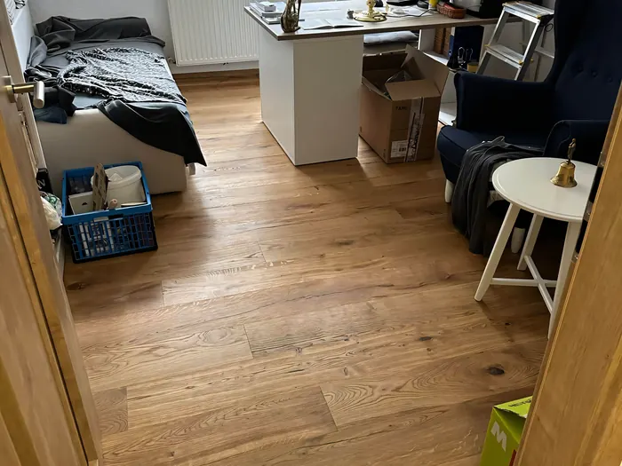 Dřevěná podlaha navazující na schodiště