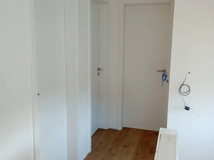 Dřevěné dveře v obývacím pokoji s kamenným obkladem
