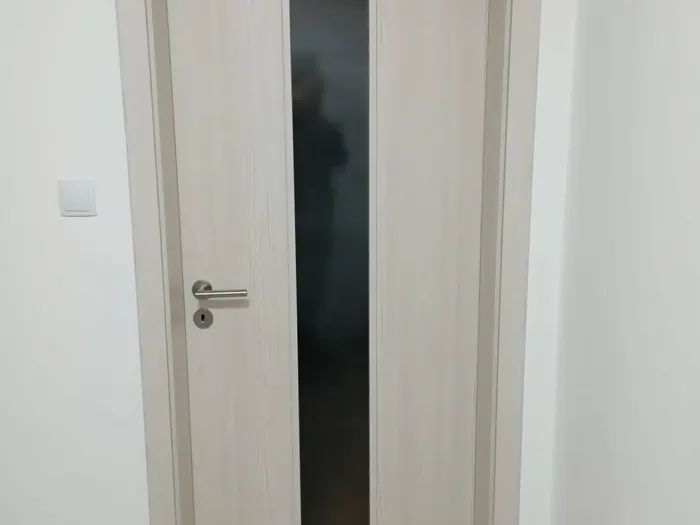 Dveře osazené vedle kuchyňské linky