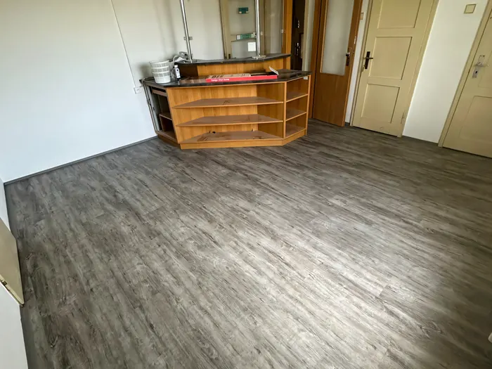 Šedá ekologická vinylová podlaha v obývacím pokoji