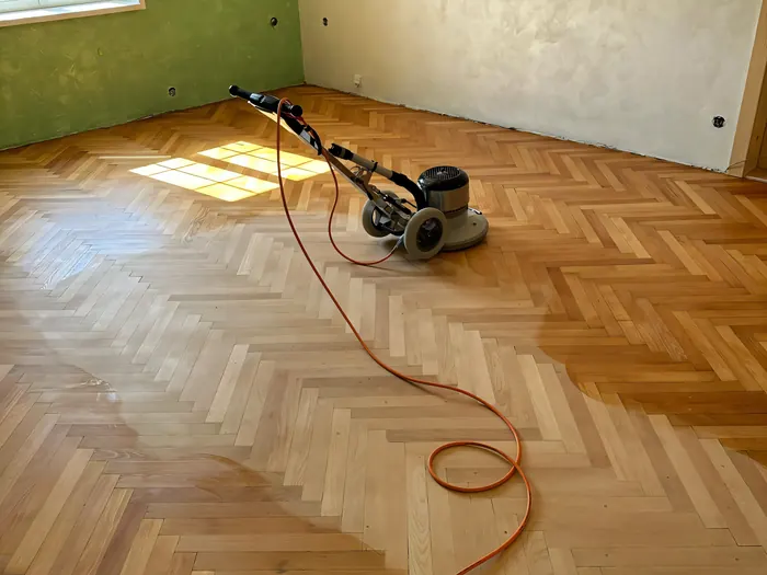 Broušení starých parket bubnovou bruskou