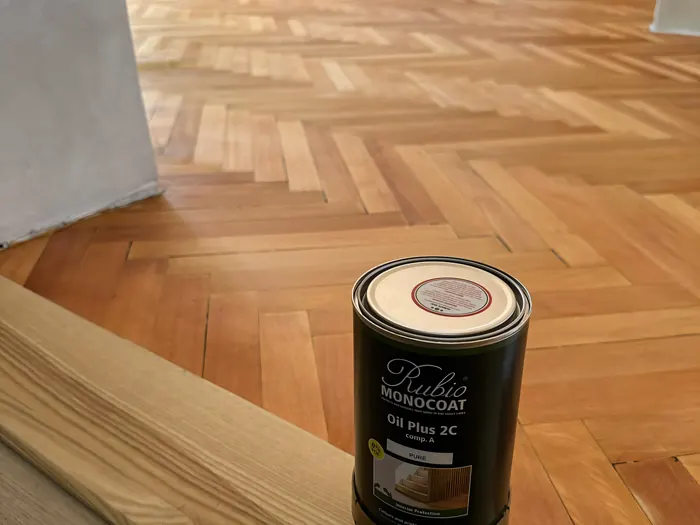 Olejování parket, plechovka tvrdovoskového oleje na hotové ploše