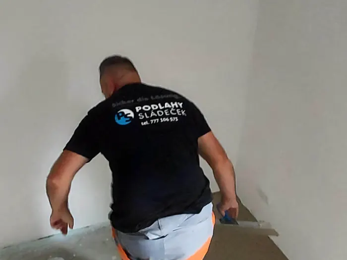 Nanášení samonivelační stěrky na podklad
