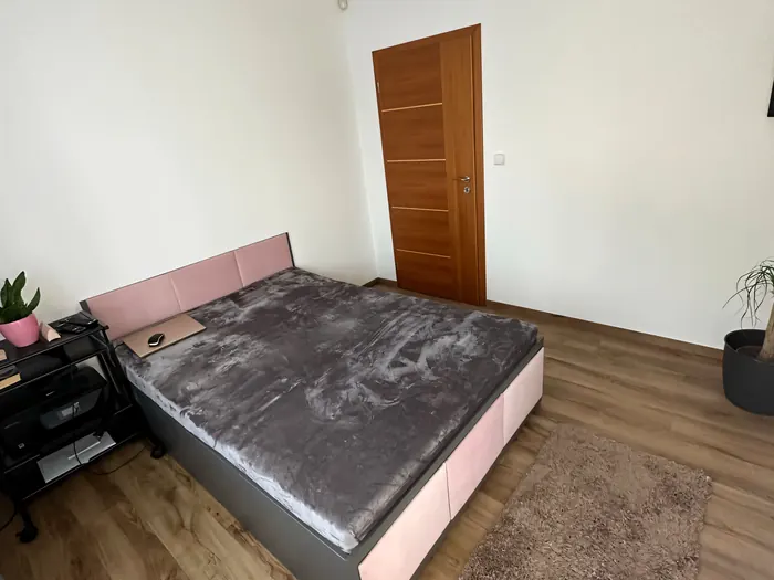 Světlá vinylová podlaha v pokoji