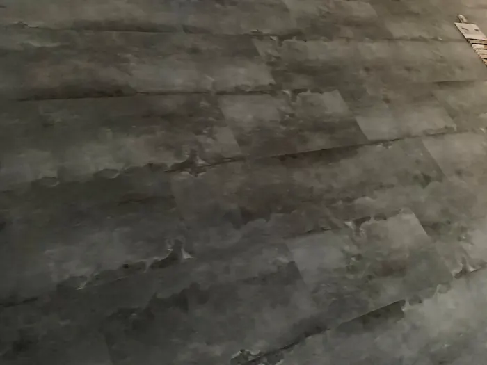 Tmavá vinylová podlaha v dekoru betonu